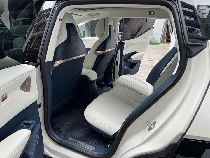 Фото 9 - Zeekr X