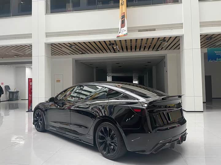 Фото 4 - Tesla Model 3