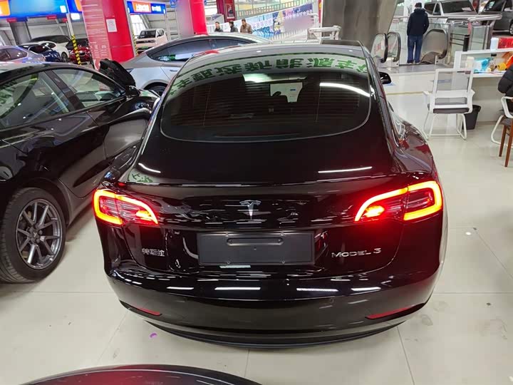 Фото 6 - Tesla Model 3