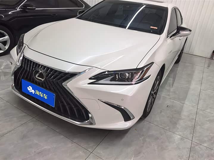 Фото 1 - Lexus ES