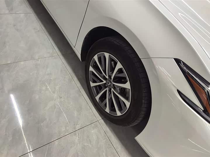 Фото 6 - Lexus ES