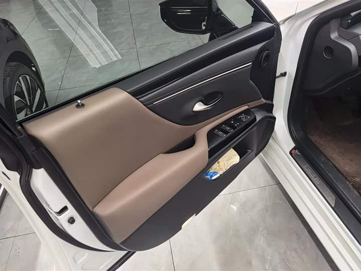 Фото 7 - Lexus ES