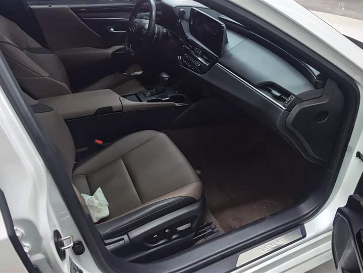 Фото 8 - Lexus ES