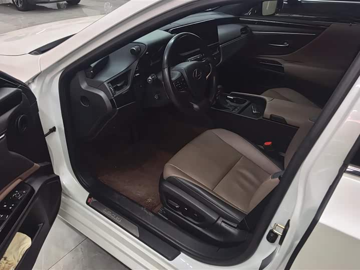 Фото 9 - Lexus ES