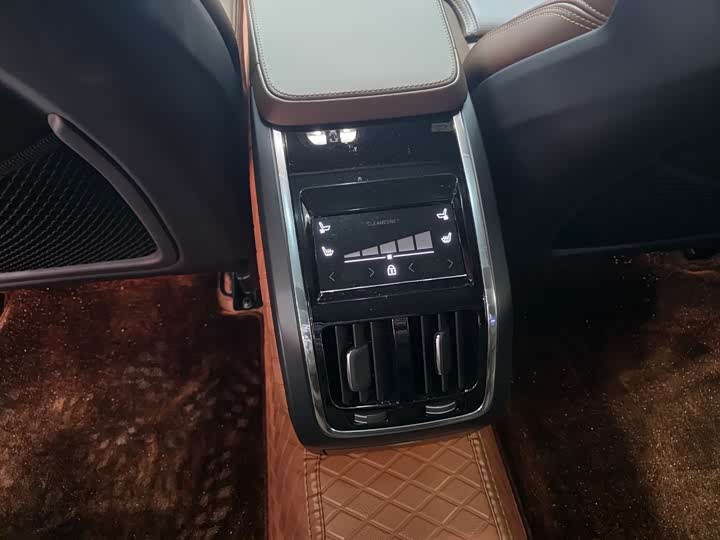 Фото 9 - Volvo S90