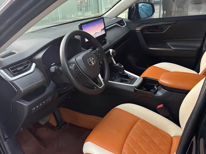 Фото 7 - Toyota RAV4