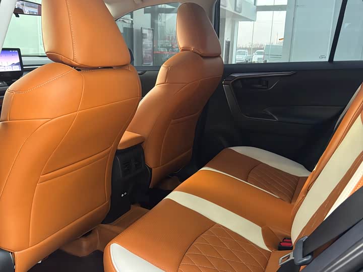 Фото 8 - Toyota RAV4