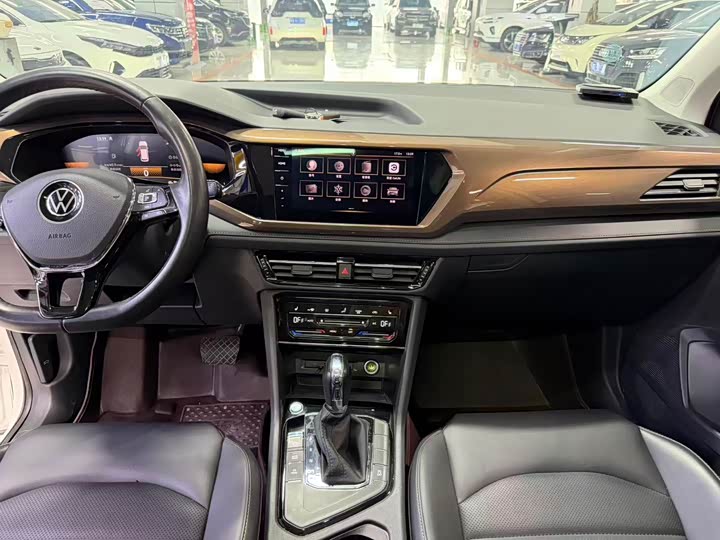 Фото 6 - Volkswagen Tharu