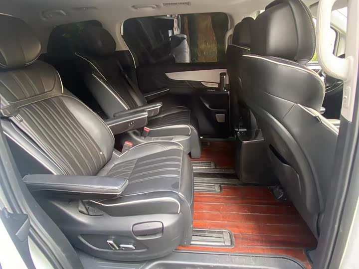 Фото 7 - Roewe iMax 8