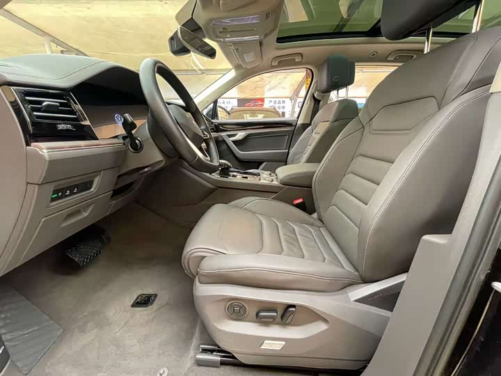 Фото 5 - Volkswagen Touareg