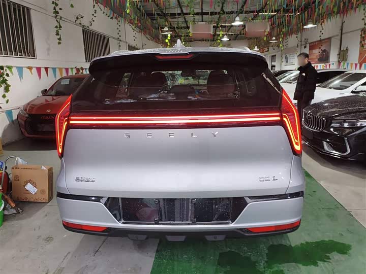 Фото 6 - Geely Atlas L