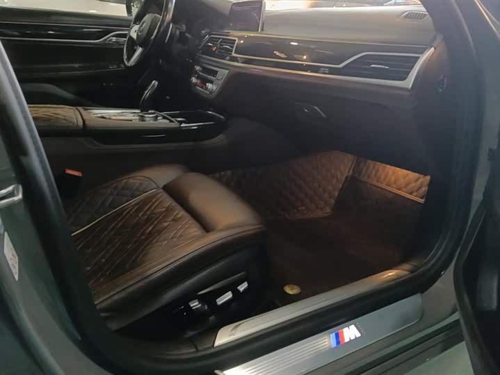 Фото 8 - BMW 7 Series