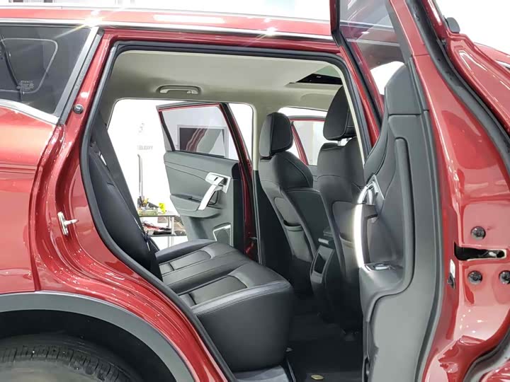 Фото 9 - Geely Atlas