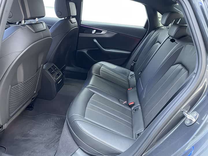 Фото 8 - Audi A4L