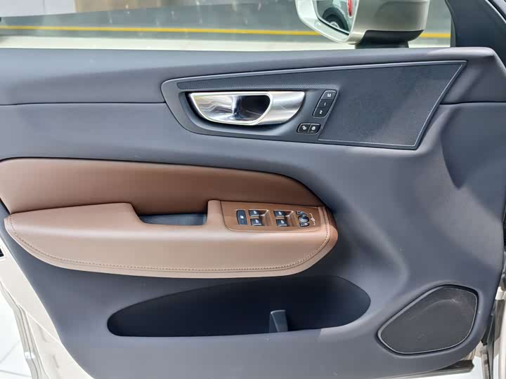 Фото 8 - Volvo XC60