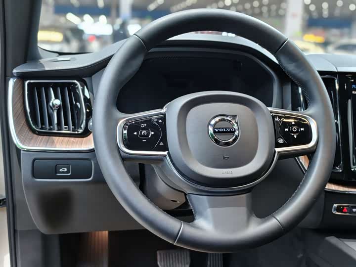 Фото 9 - Volvo XC60