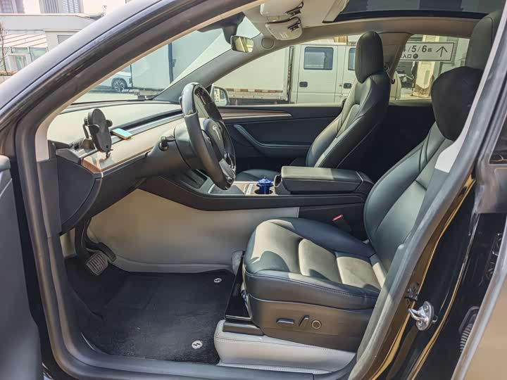 Фото 6 - Tesla Model Y