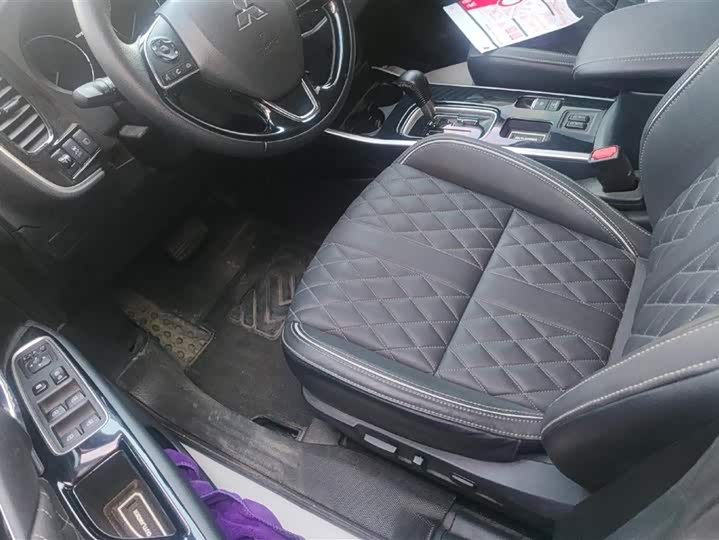 Фото 9 - Mitsubishi Outlander