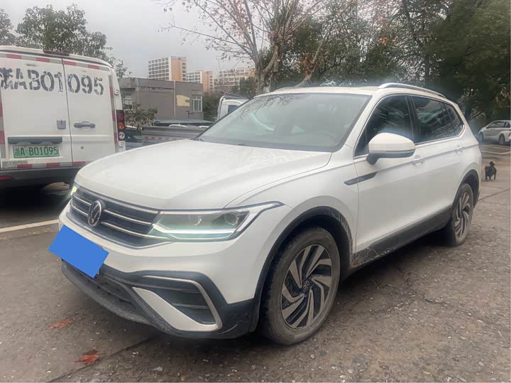 Фото 2 - Volkswagen Tiguan L Pro