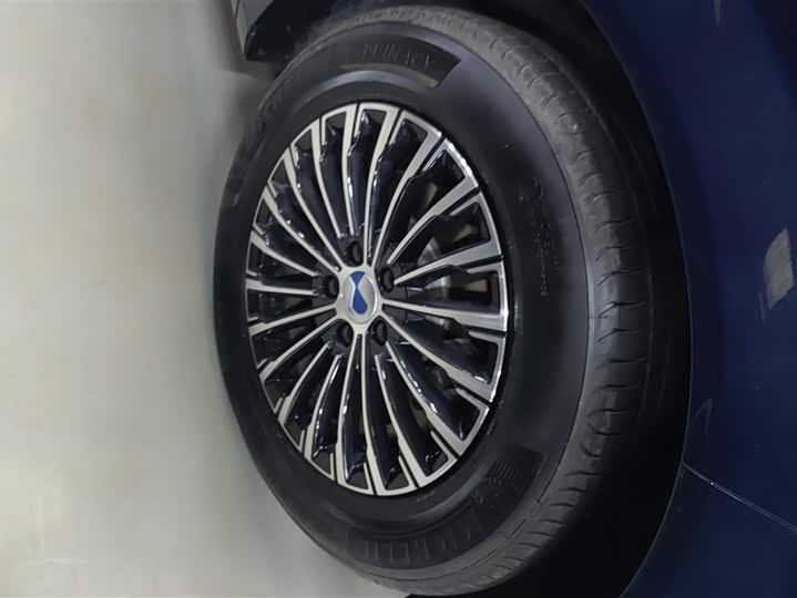 Фото 6 - Denza D9