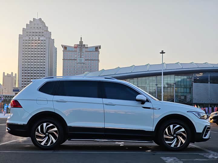 Фото 5 - Volkswagen Tiguan L Pro