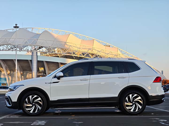 Фото 6 - Volkswagen Tiguan L Pro