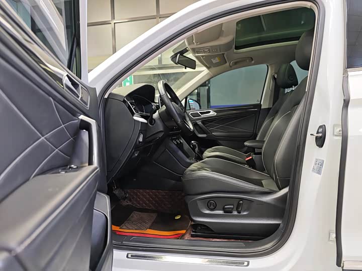 Фото 8 - Volkswagen Tiguan L Pro