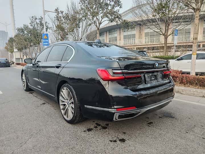 Фото 8 - BMW 7 Series