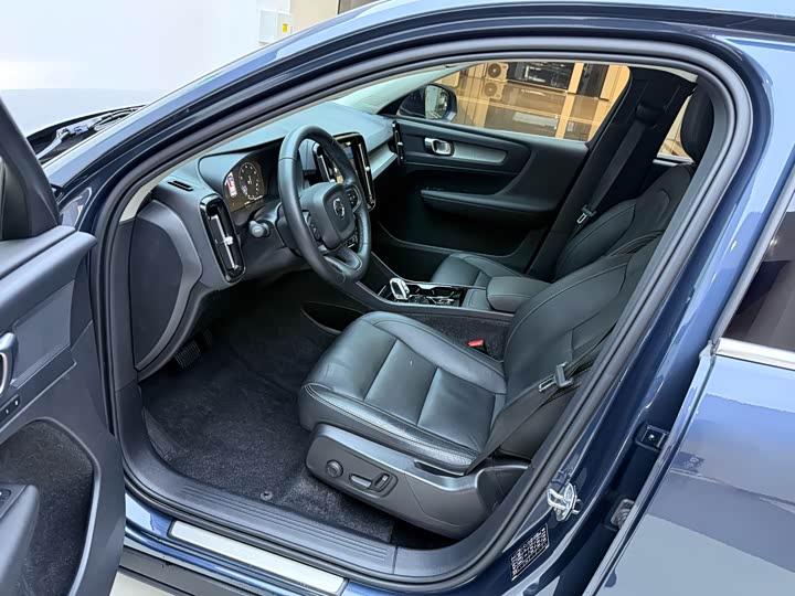 Фото 8 - Volvo XC40