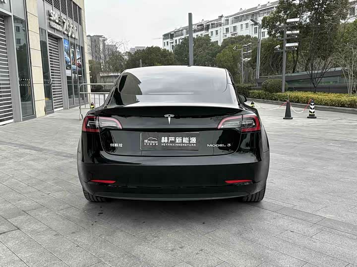 Фото 8 - Tesla Model 3