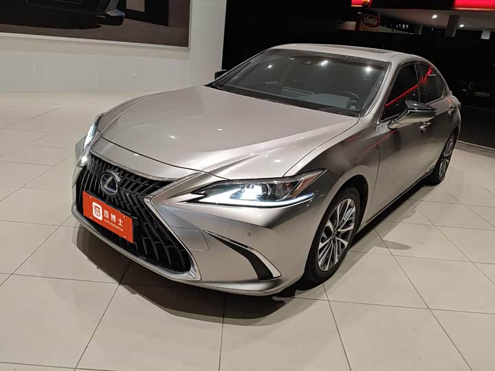 Фото 1 - Lexus ES