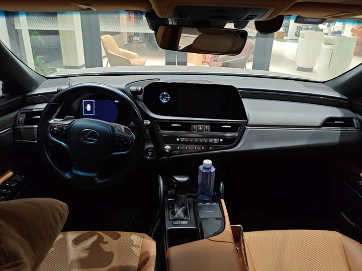 Фото 2 - Lexus ES