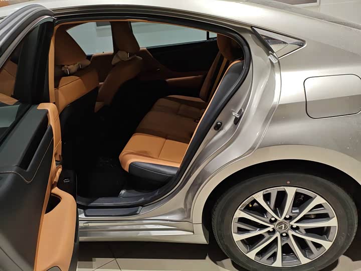 Фото 3 - Lexus ES