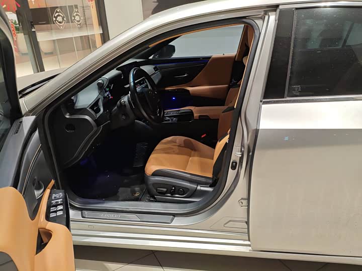 Фото 4 - Lexus ES