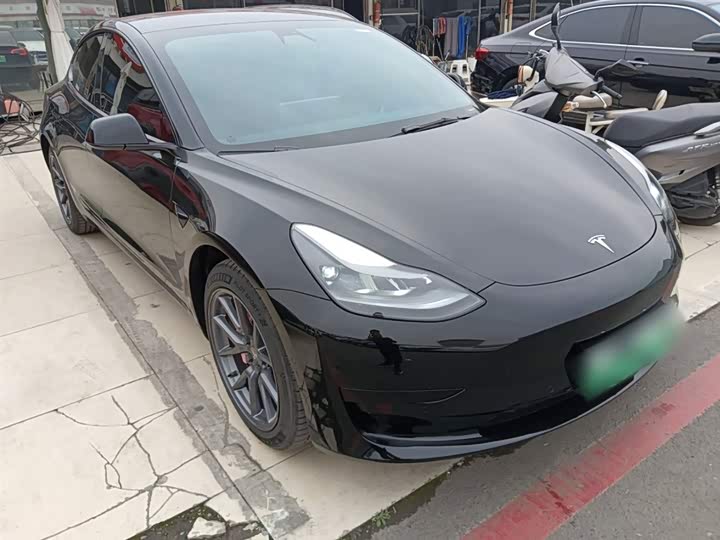 Фото 4 - Tesla Model 3