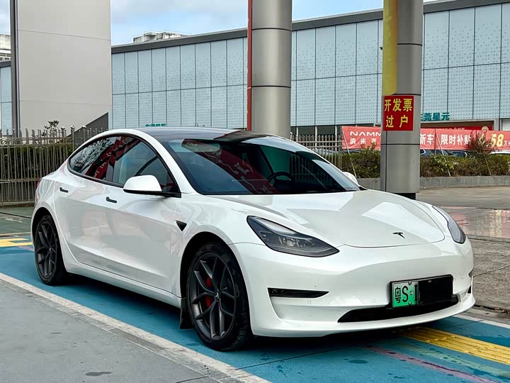Фото 3 - Tesla Model 3