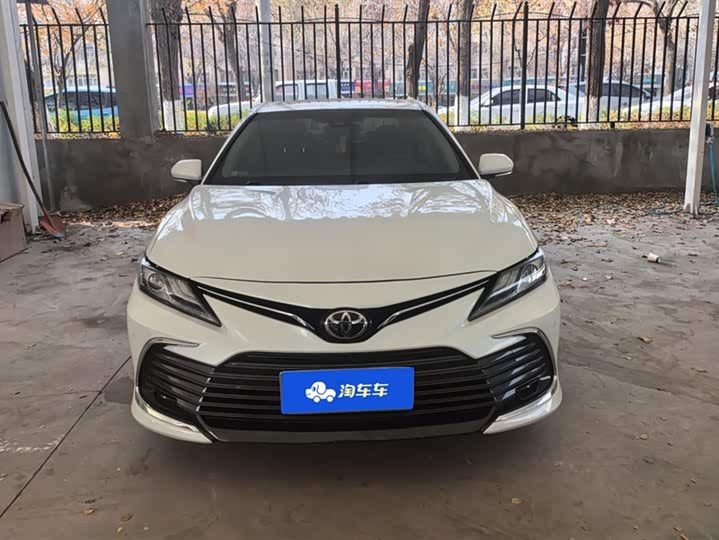 Фото 2 - Toyota Camry