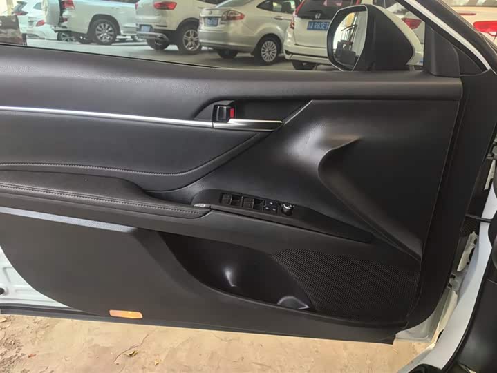 Фото 7 - Toyota Camry