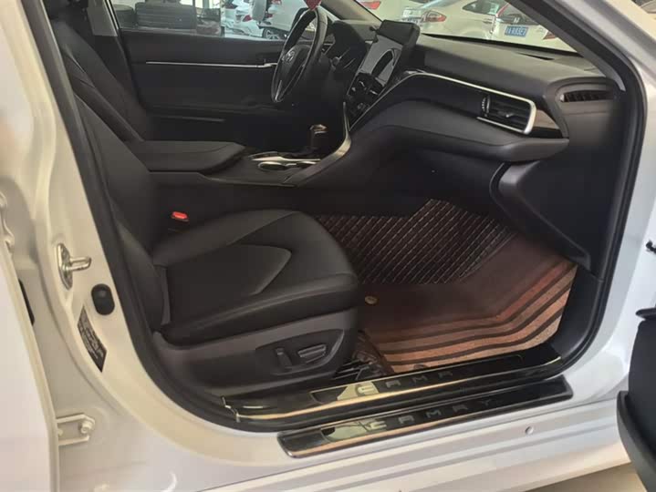 Фото 8 - Toyota Camry