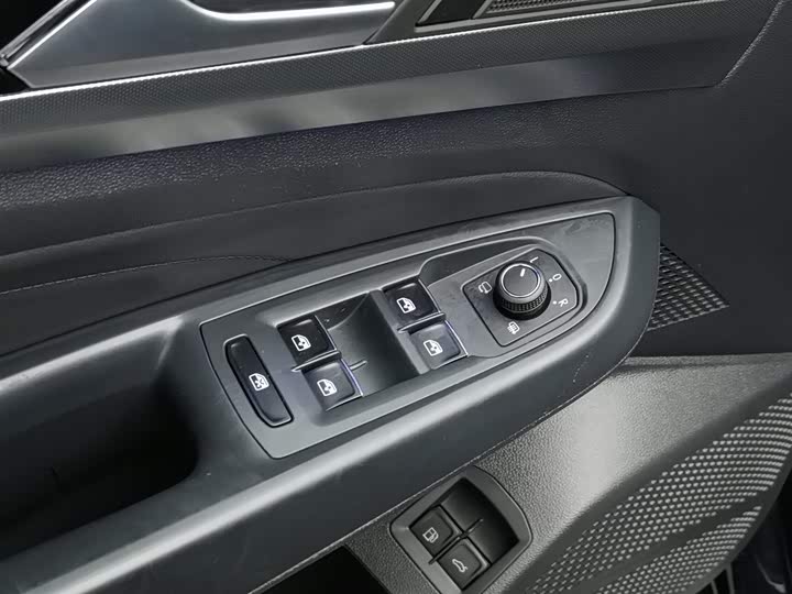 Фото 9 - Volkswagen Passat Hybrid