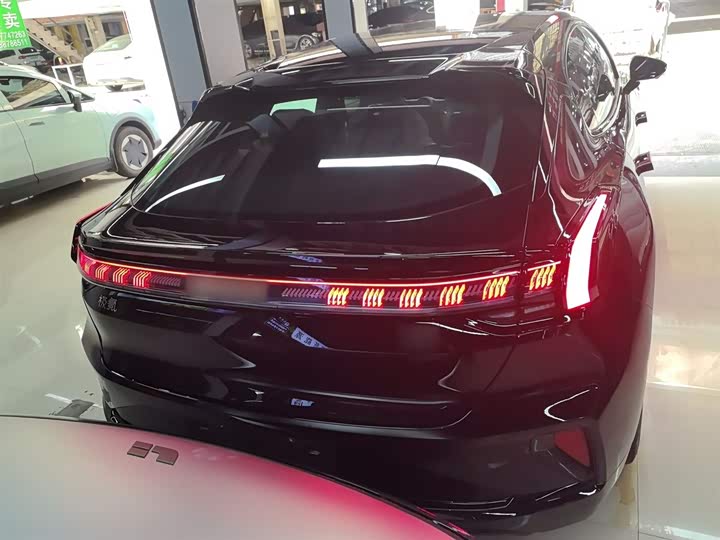 Фото 6 - Zeekr 001