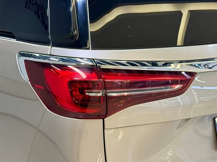 Фото 9 - Buick GL8 ES