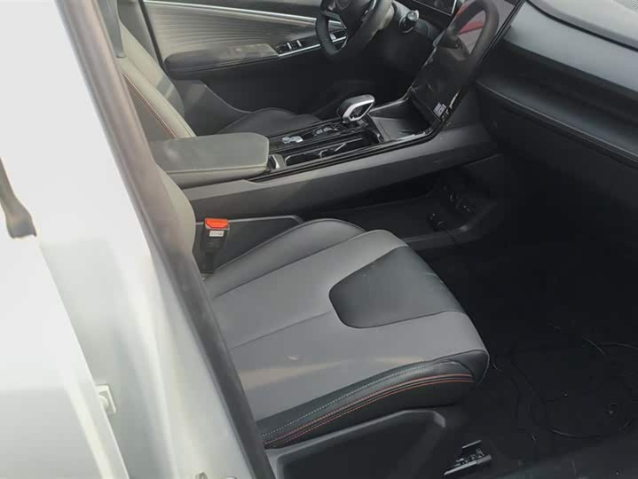 Фото 8 - Geely Atlas