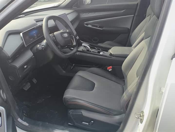 Фото 9 - Geely Atlas