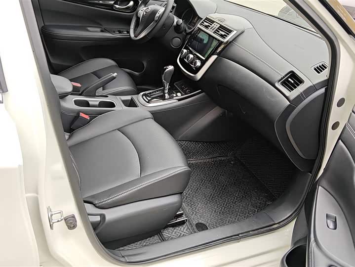 Фото 8 - Nissan Tiida