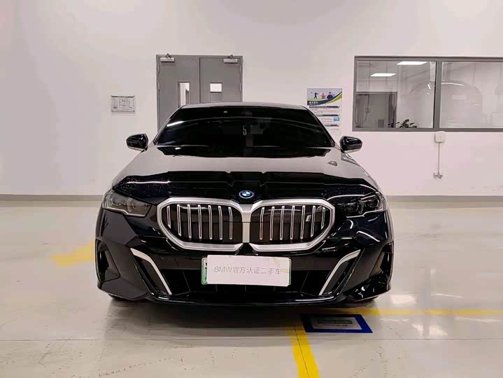 Фото 2 - BMW i5