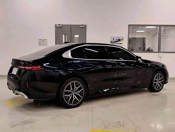 Фото 4 - BMW i5