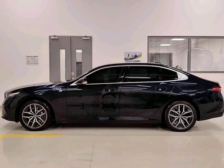 Фото 7 - BMW i5