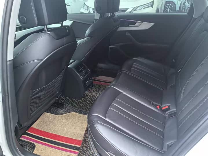 Фото 6 - Audi A4L