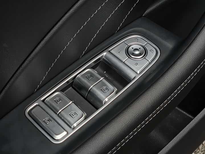 Фото 8 - Hongqi H5